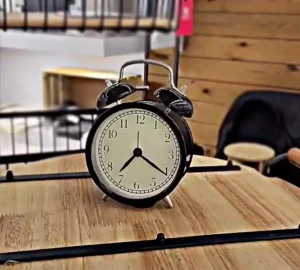 ساعت زنگ دار رومیزی فلزی گرد مدل قدیمی