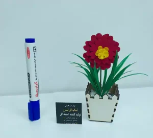 گلدان چوبی با بوته گل رز مخملی مصنوعی