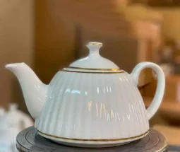 فروش عمده قوری چینی کف پهن طرح لب طلا