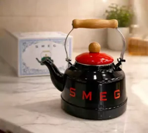فروش عمده کتری لعابی دسته چوبی SMEG